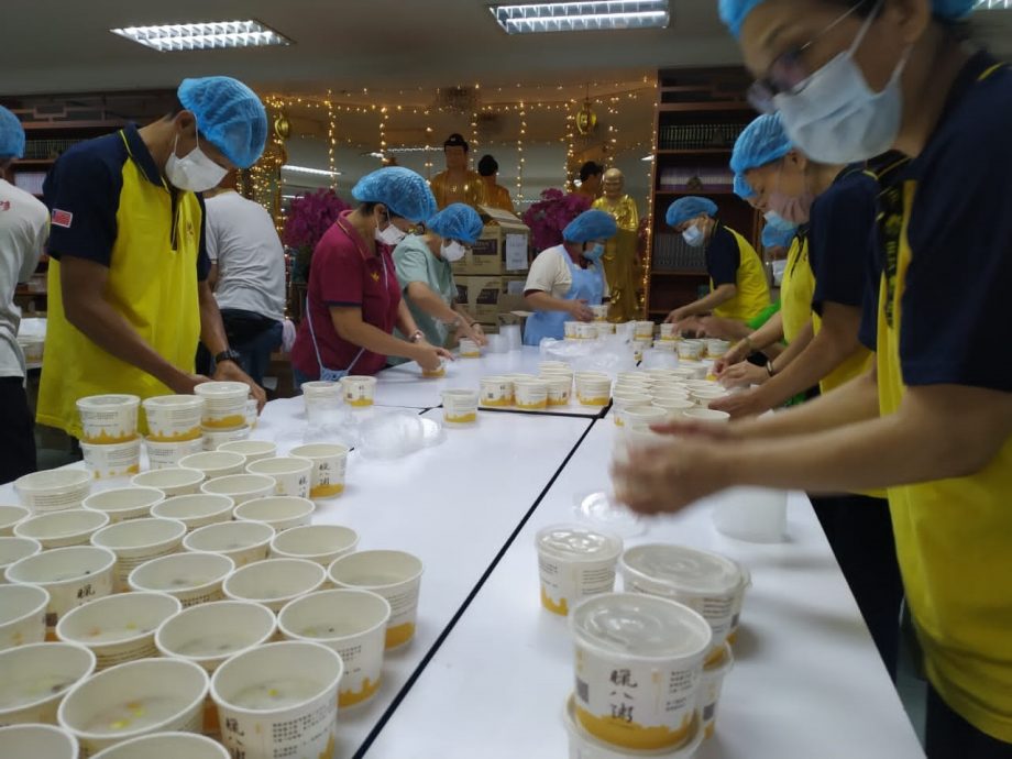 佛光山怡保禅净中心逾60义工 凌晨烹煮腊八粥施粥送福