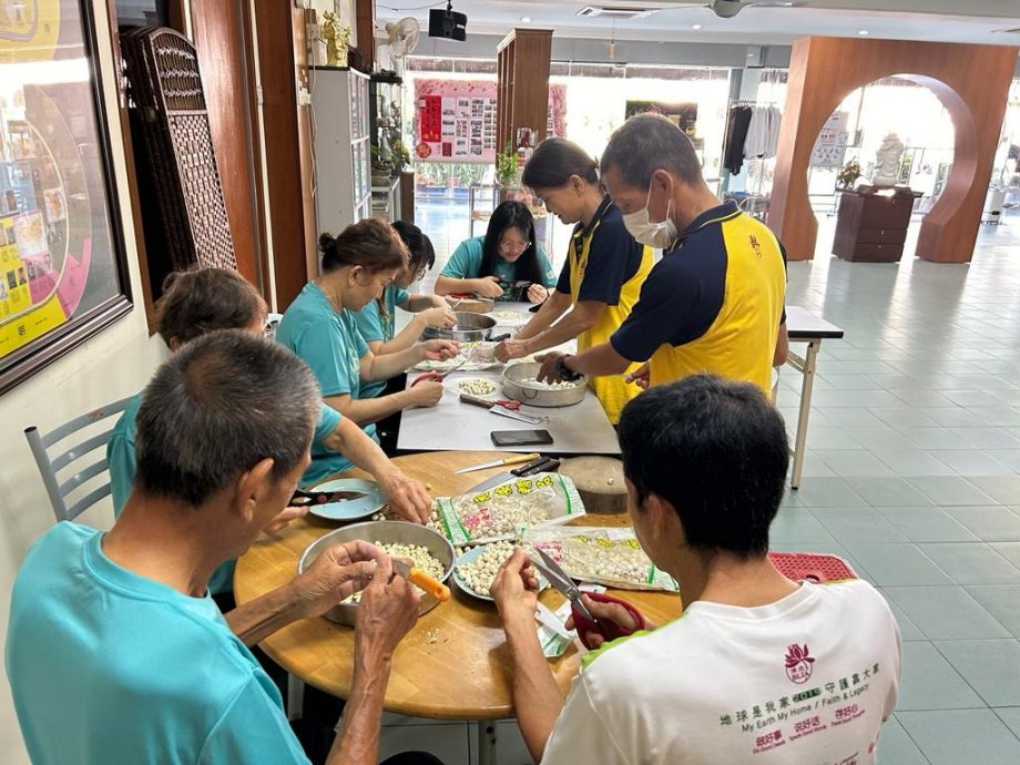 佛光山怡保禅净中心逾60义工 凌晨烹煮腊八粥施粥送福