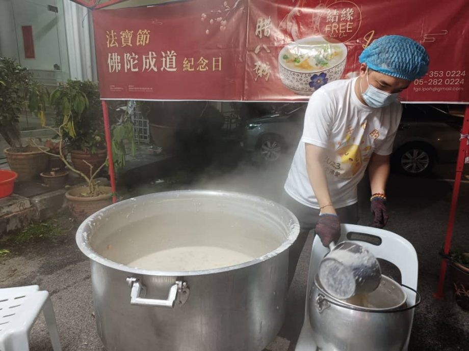 佛光山怡保禅净中心逾60义工 凌晨烹煮腊八粥施粥送福