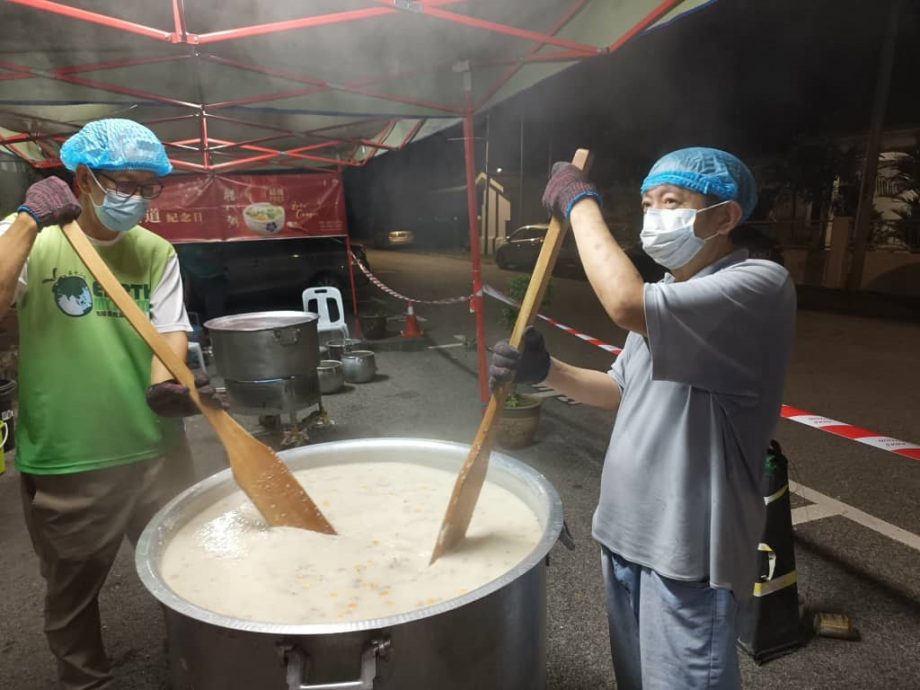 佛光山怡保禅净中心逾60义工 凌晨烹煮腊八粥施粥送福