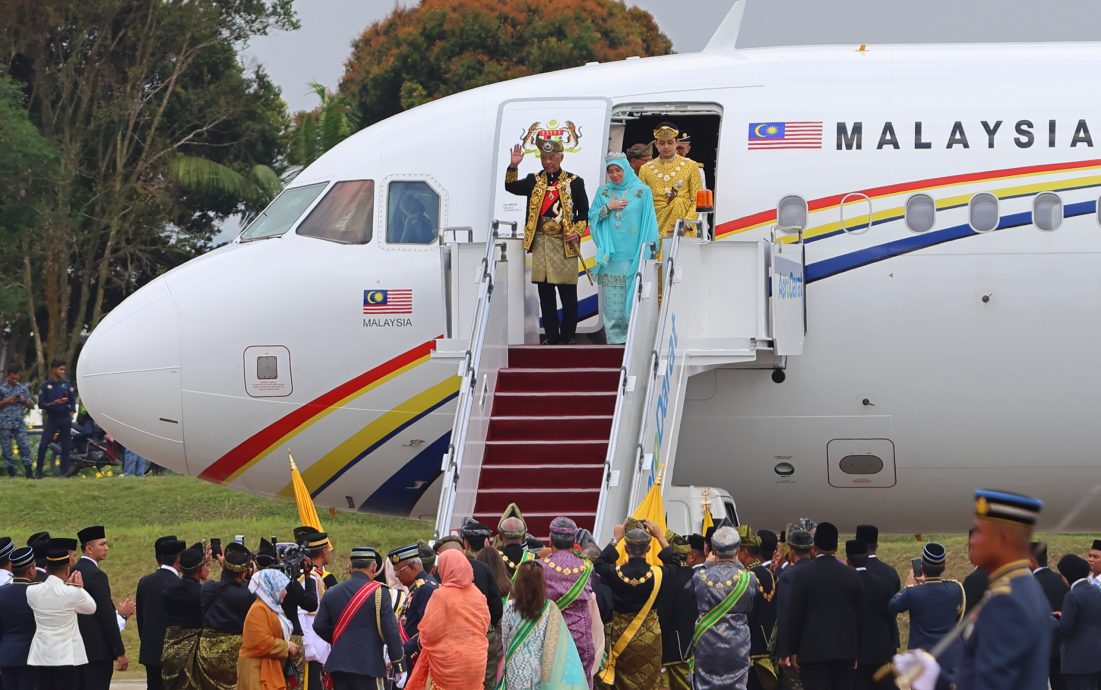 全国/关丹民众恭迎阿都拉陛下。