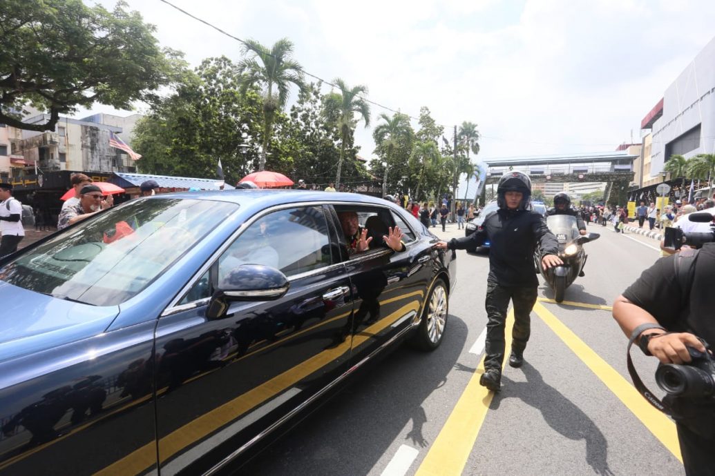 全国/关丹民众恭迎阿都拉陛下。