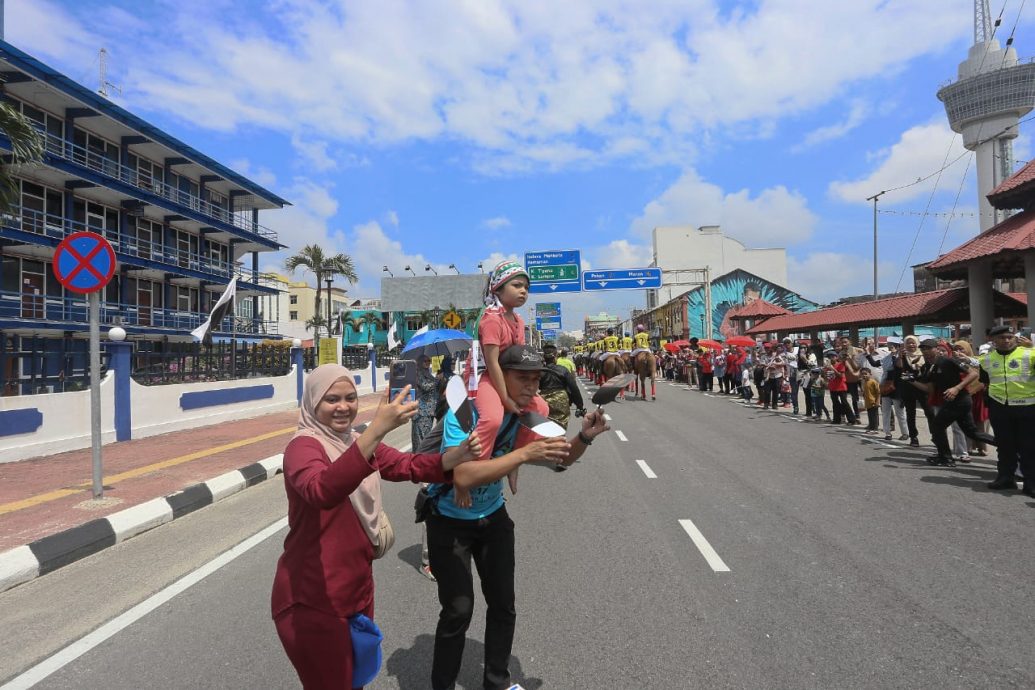 全国/关丹民众恭迎阿都拉陛下。