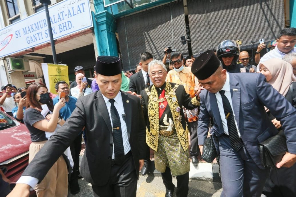 全国/关丹民众恭迎阿都拉陛下。