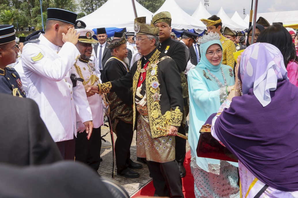 全国/关丹民众恭迎阿都拉陛下。