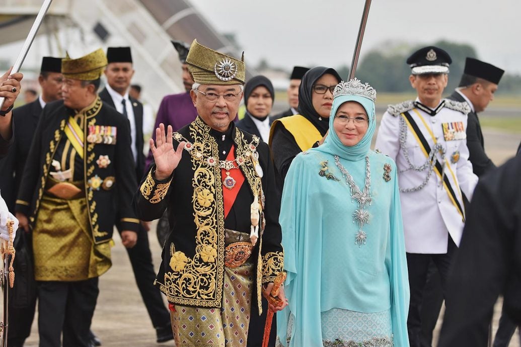 全国/关丹民众恭迎阿都拉陛下。