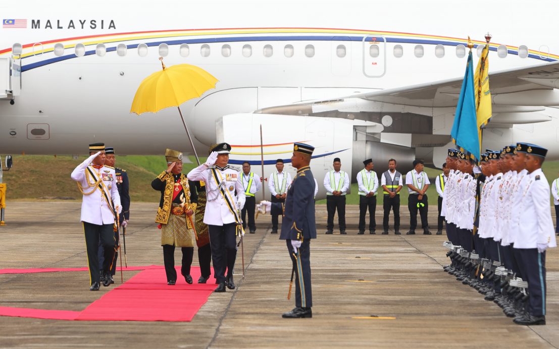 全国/关丹民众恭迎阿都拉陛下。