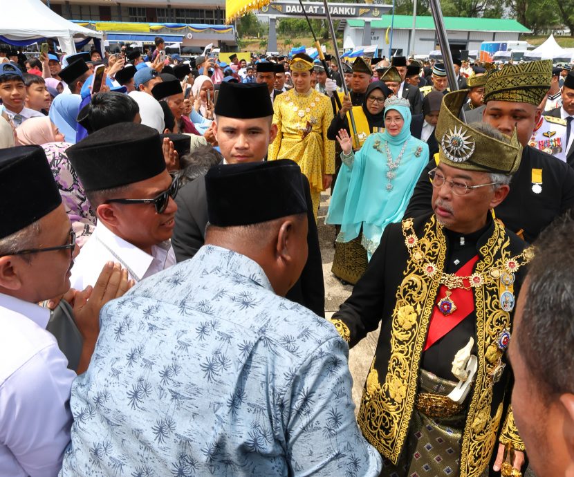 全国/关丹民众恭迎阿都拉陛下。