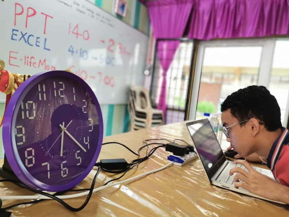 视障加上父亲离世，中学生化悲伤为力量，在国际赛事夺荣誉