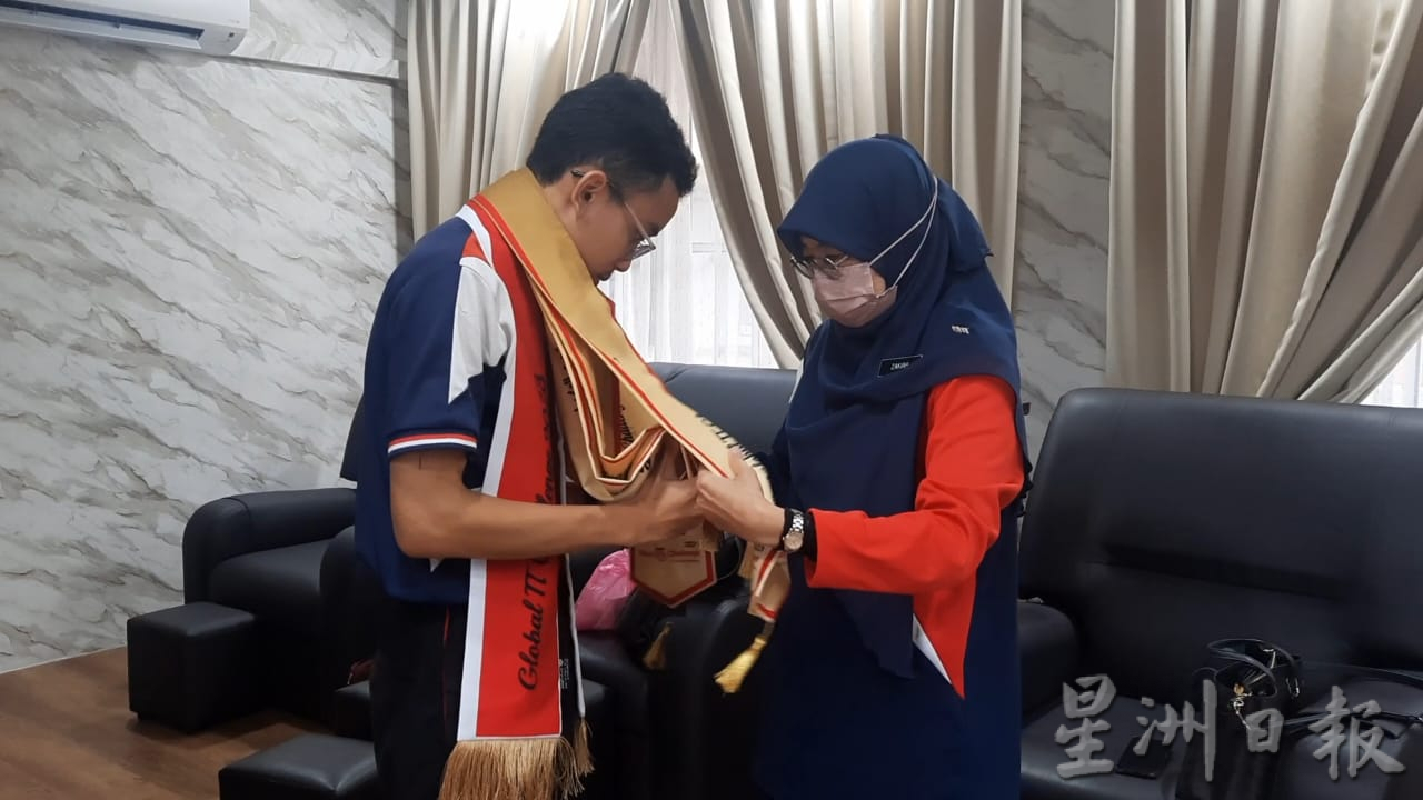 视障加上父亲离世，中学生化悲伤为力量，在国际赛事夺荣誉