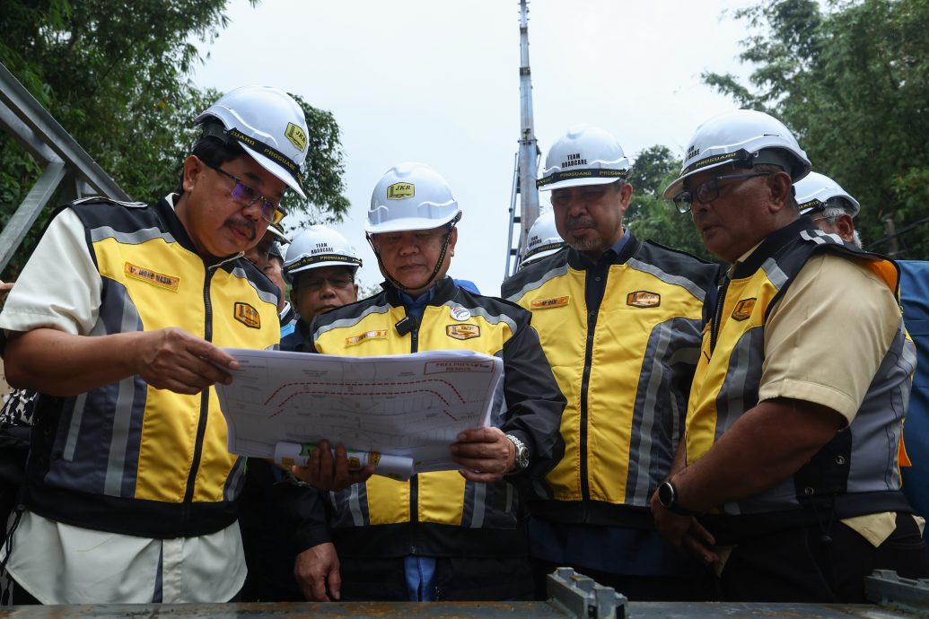 全国:工程部将拨款超过5000万,用于水灾后的道路维修与重建。