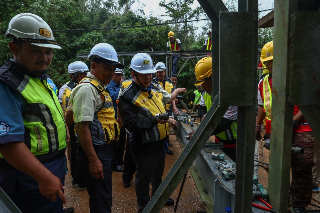 全国:工程部将拨款超过5000万,用于水灾后的道路维修与重建。