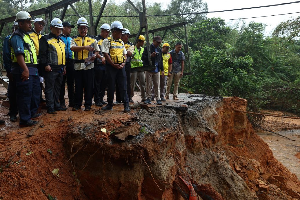 全国:工程部将拨款超过5000万,用于水灾后的道路维修与重建。