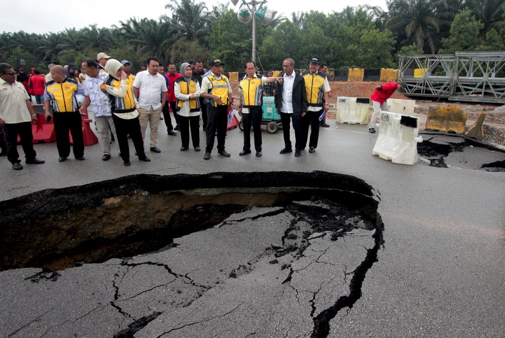 工程部副部长拿督斯里阿末马斯兰巡视在关丹联邦公路往返昔加