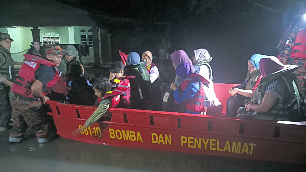 全：吉兰丹第4波水灾来袭，连日大雨导致巴西富地部分地区淹水。