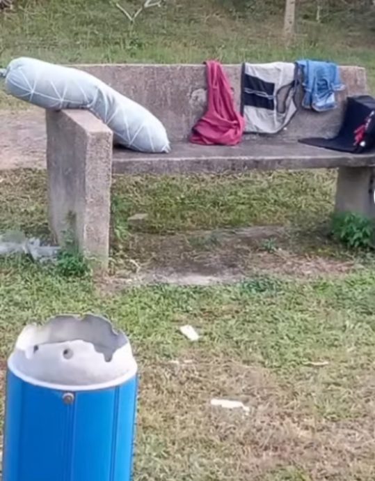 公园变外劳临时住所 卫生乱七八糟被要求搬走