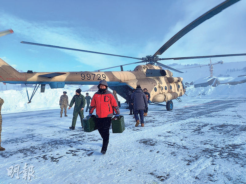 北疆暴雪 逾千游客困景区多天 军区派直升机救援