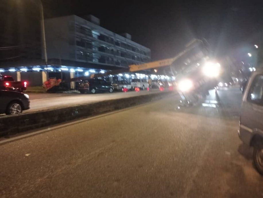 升降车操作不当失衡翻覆砸中轿车 无人伤亡