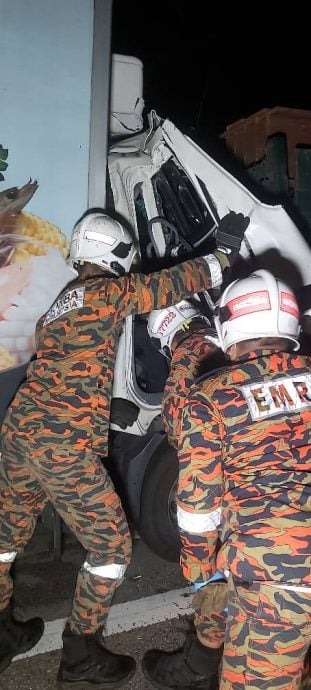 南北大道两罗里碰撞 一司机当场死亡