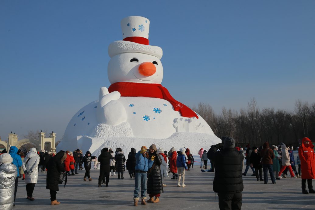 南方客元旦“烧旺”哈尔滨 万人涌“冰雪大世界” 挤爆澡堂搓背