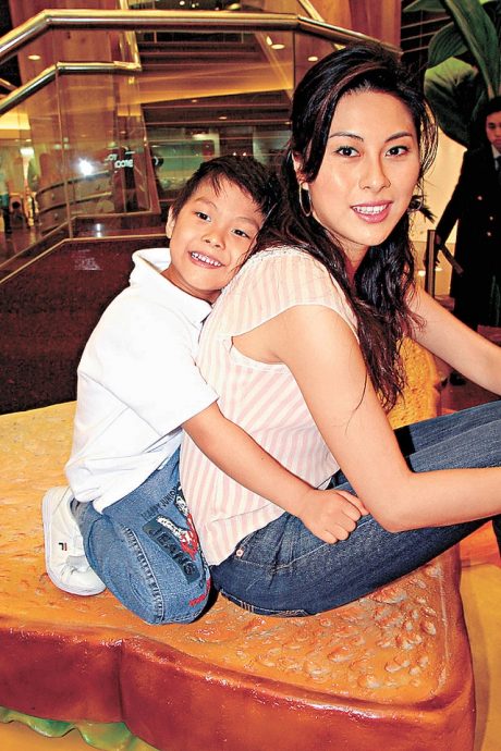 卢惠光父子现身机场