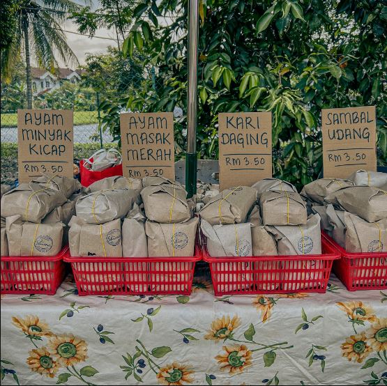 叁巴虾饭卖RM3.50 老伯青年不够钱 店家送他吃