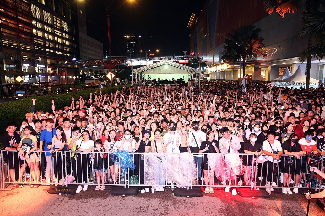 双威伟乐广场燃璀璨烟火 7万人齐迎新年