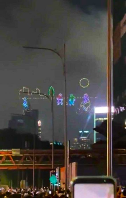 双威伟乐广场燃璀璨烟火 7万人齐迎新年