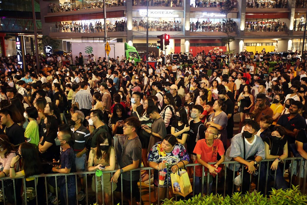 双威伟乐广场燃璀璨烟火 7万人齐迎新年