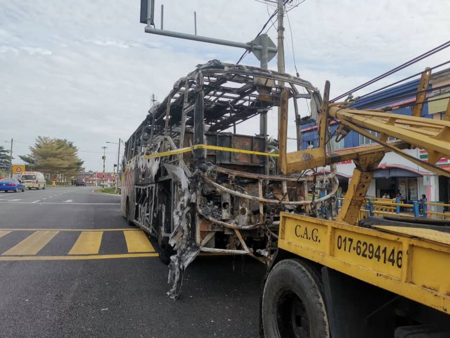 长巴拖曳摩托着火  后座一家五口1死4伤