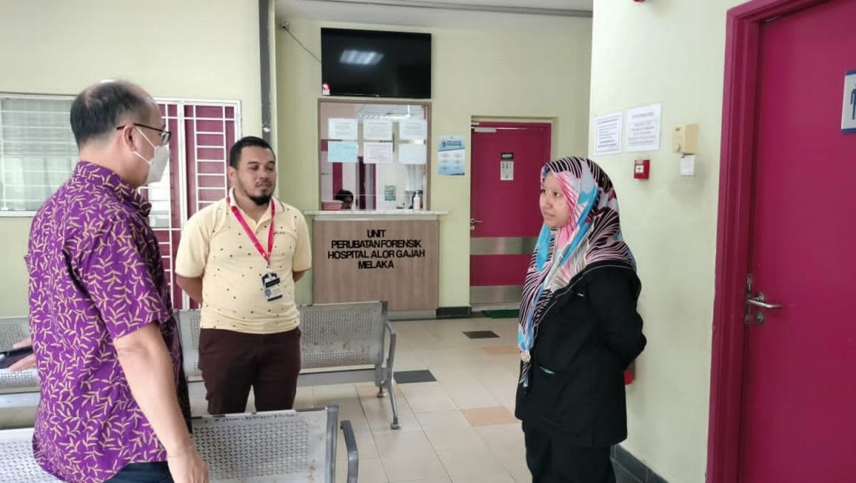 长巴拖曳摩托着火  后座一家五口1死4伤