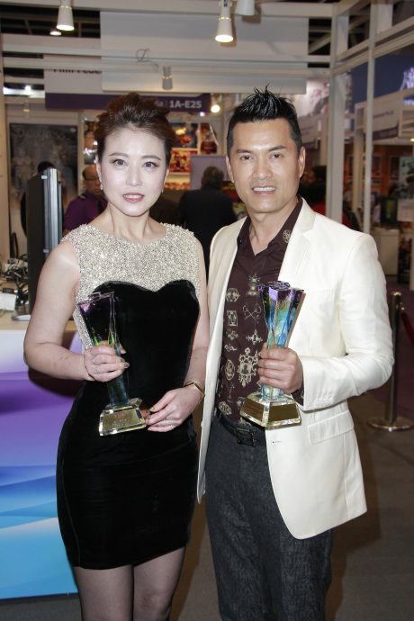 吕良伟海上放生感性发文 暗暗缅怀周海媚?