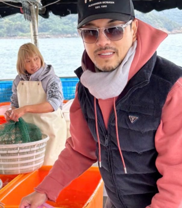 吕良伟海上放生感性发文 暗暗缅怀周海媚?