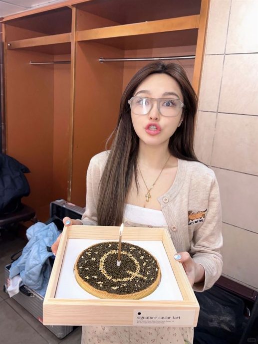 周扬青送蛋糕被嫌丑 价格惊人网全傻眼