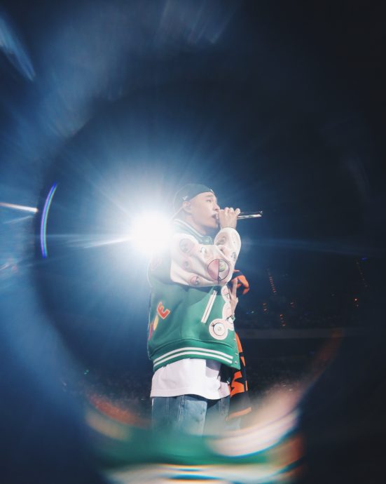 周汤豪413大马开唱 喊话别丢内衣裤丢吃的