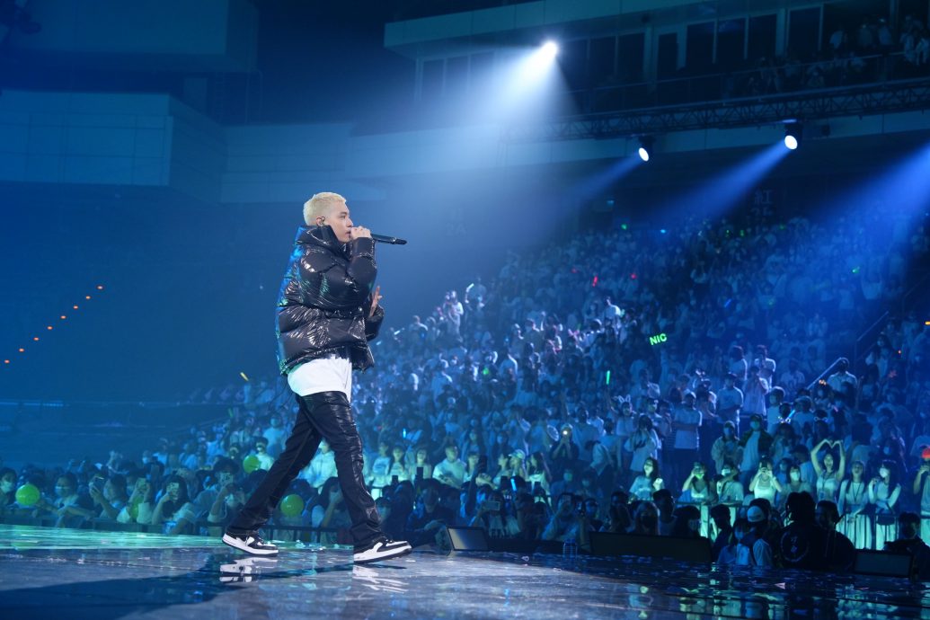 周汤豪413大马开唱 喊话别丢内衣裤丢吃的