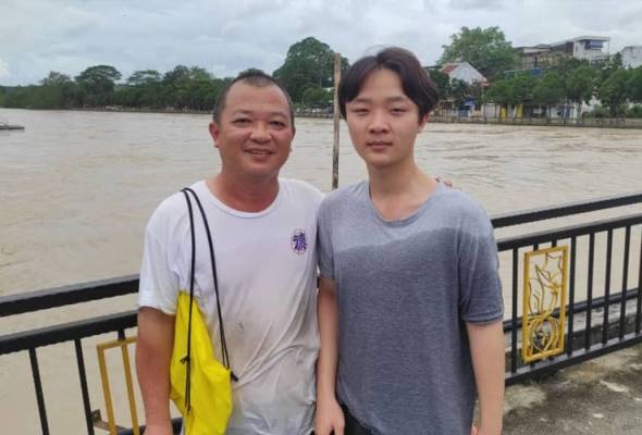 哥打丁宜水灾 | 水深及胸!父陪伴儿子涉水考SPM