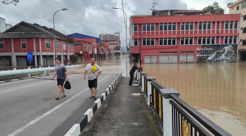 哥打丁宜水灾 | 水深及胸!父陪伴儿子涉水考SPM