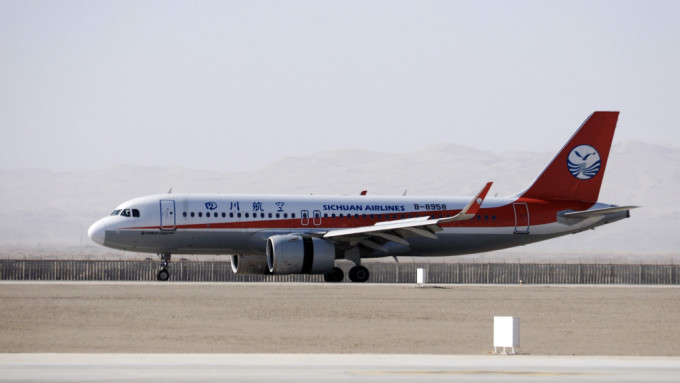 四川航空客机引擎异响喷火 空中盘旋两小时安全着陆