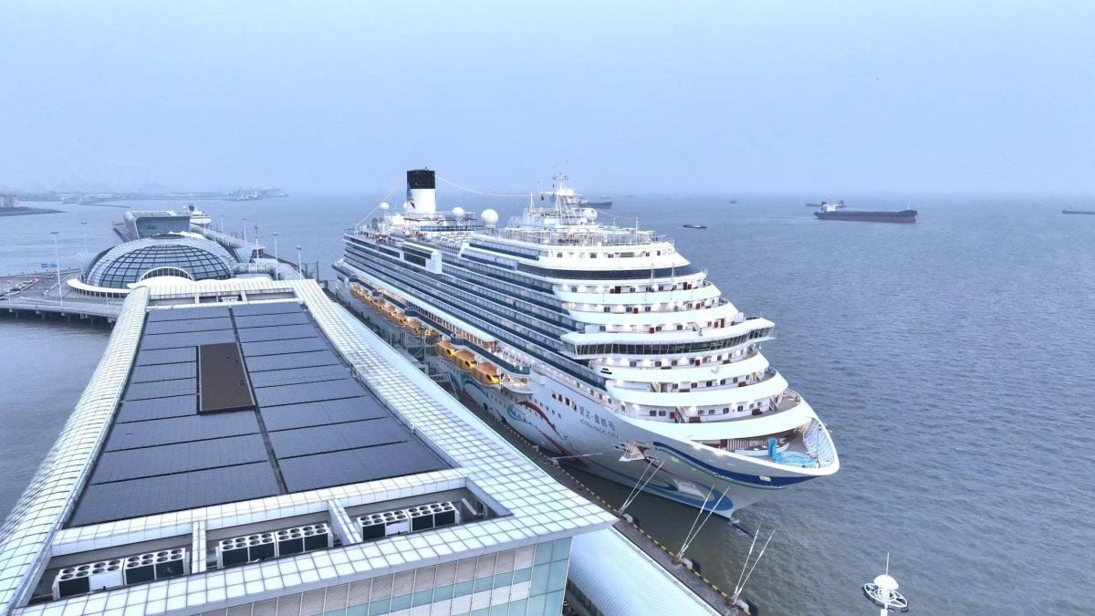 国产首艘大型邮轮“爱达·魔都号”完成首航