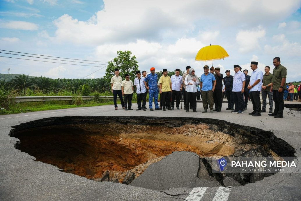 国家元首苏丹阿都拉陛下关心雨季对子民带来的影响,亲自巡视彭州北根珍尼疏散中心之余