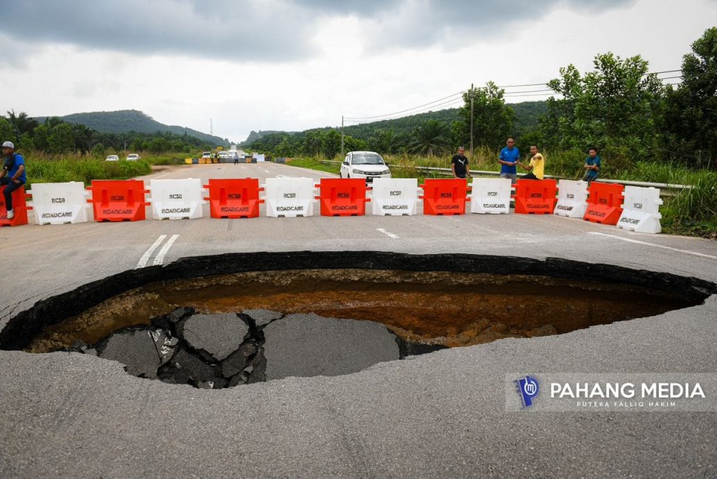 国家元首苏丹阿都拉陛下关心雨季对子民带来的影响,亲自巡视彭州北根珍尼疏散中心之余