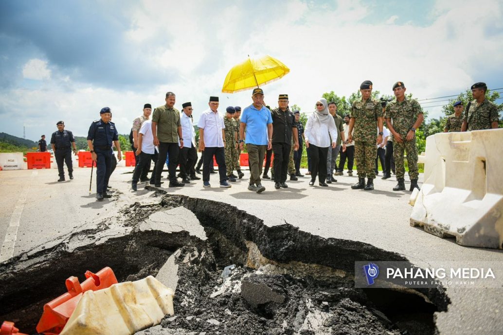 国家元首苏丹阿都拉陛下关心雨季对子民带来的影响,亲自巡视彭州北根珍尼疏散中心之余