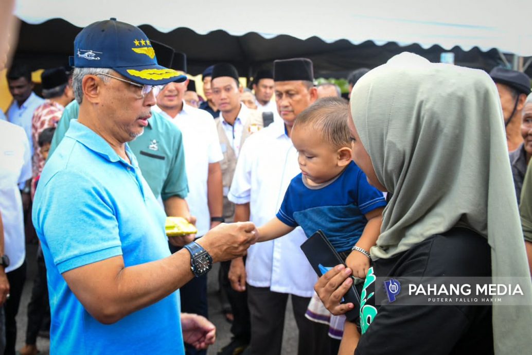 国家元首苏丹阿都拉陛下关心雨季对子民带来的影响,亲自巡视彭州北根珍尼疏散中心之余