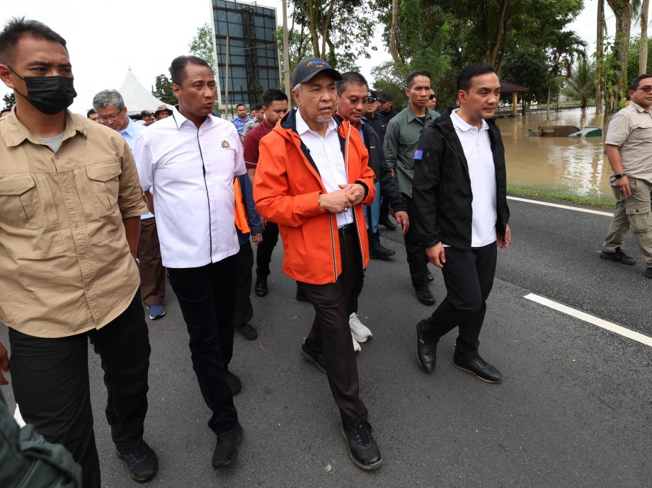 国:新闻:阿末札希访疏散中心 慰问灾黎赠援助品