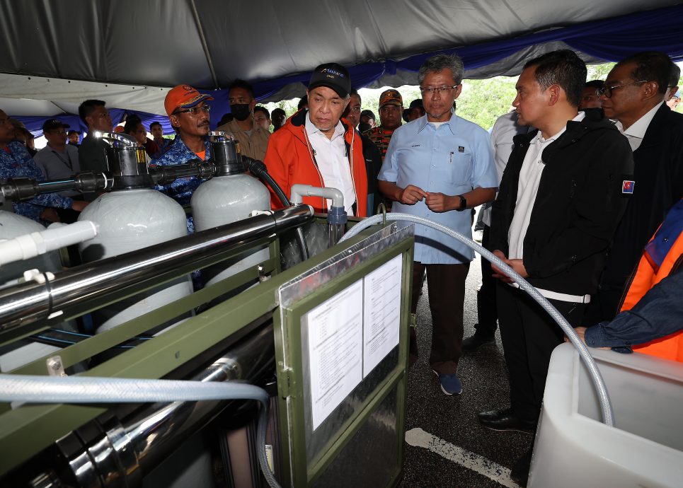 国:新闻:阿末札希访疏散中心 慰问灾黎赠援助品