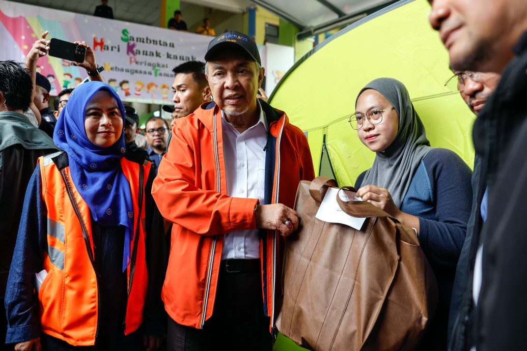 国:新闻:阿末札希访疏散中心 慰问灾黎赠援助品