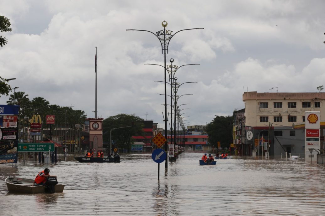 国:新闻:阿末札希访疏散中心 慰问灾黎赠援助品