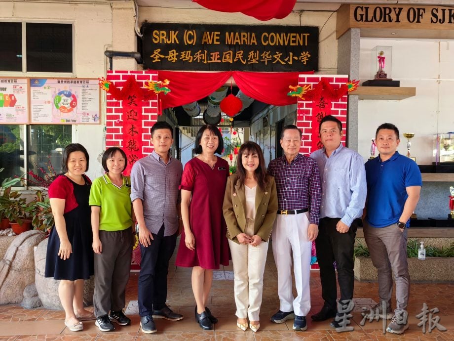 圣母华小华乐绕梁传校誉,鼓声喧天接金龙”华乐及廿四节令鼓迎春大汇演