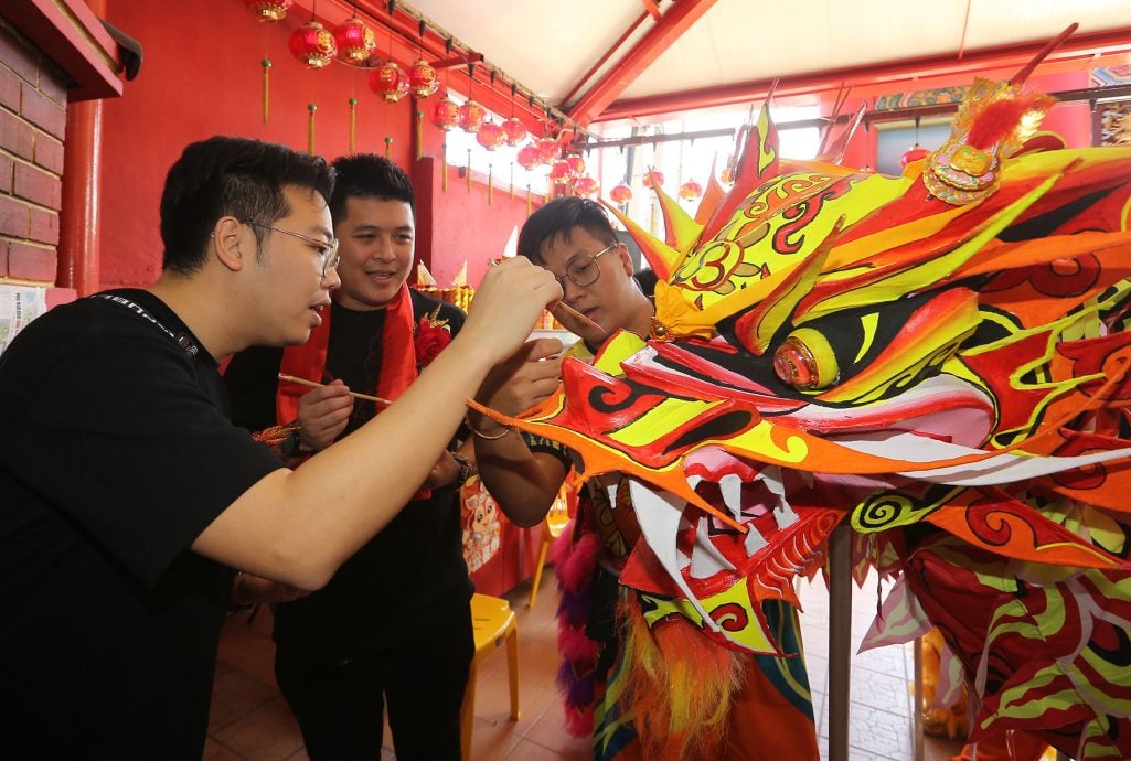 大都会 /马来西亚制龙体育会庆5周年,为12醒狮和其他套件进行点睛开光/ 6图
